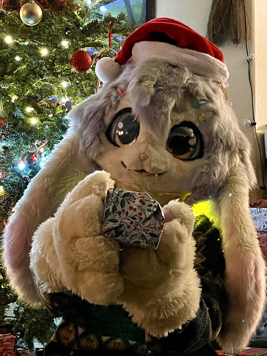 Fleurfurr's tweet photo. open one gift early!
i wont tell :3 https://t.co/PVGOaUOfKc