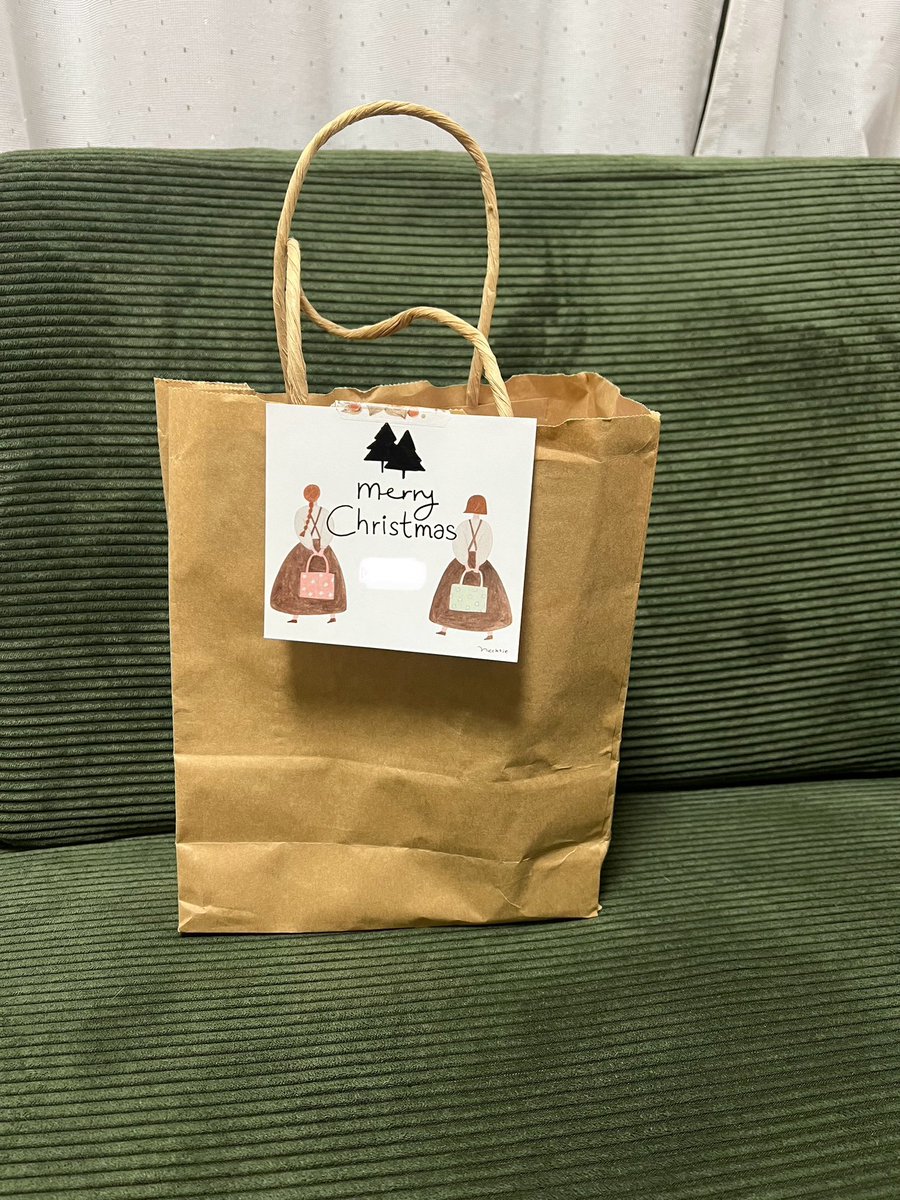 f09685989's tweet photo. サンタクロースがやって来た！
サンタクロースは大学生の長女らしい。
去年から来ているが、酔い潰れている私はサンタクロースの姿を見た事がない。
妻は毎年見ているとの事。
娘サンタからプレゼントなんて、
幸せな父です。 https://t.co/S5h8OTiAqD