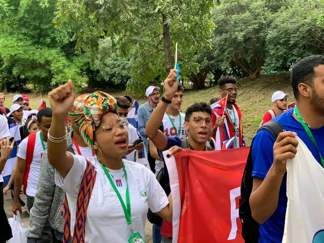 JosEnriquedel10's tweet photo. Recordar las intervenciones🗣️ del estudiantado @OCLAEOficial57, donde enaltecieron el ejemplo de #Cuba🇨🇺, remueve las fibras de los jóvenes protagonistas de estos casi 65 años.
#EstaEsLaRevolución♥️, baluarte de solidaridad y hermandad 🫂 entre los 🌎.
📸: #19CLAE #FEEMdeCuba https://t.co/J42Ff22GG8