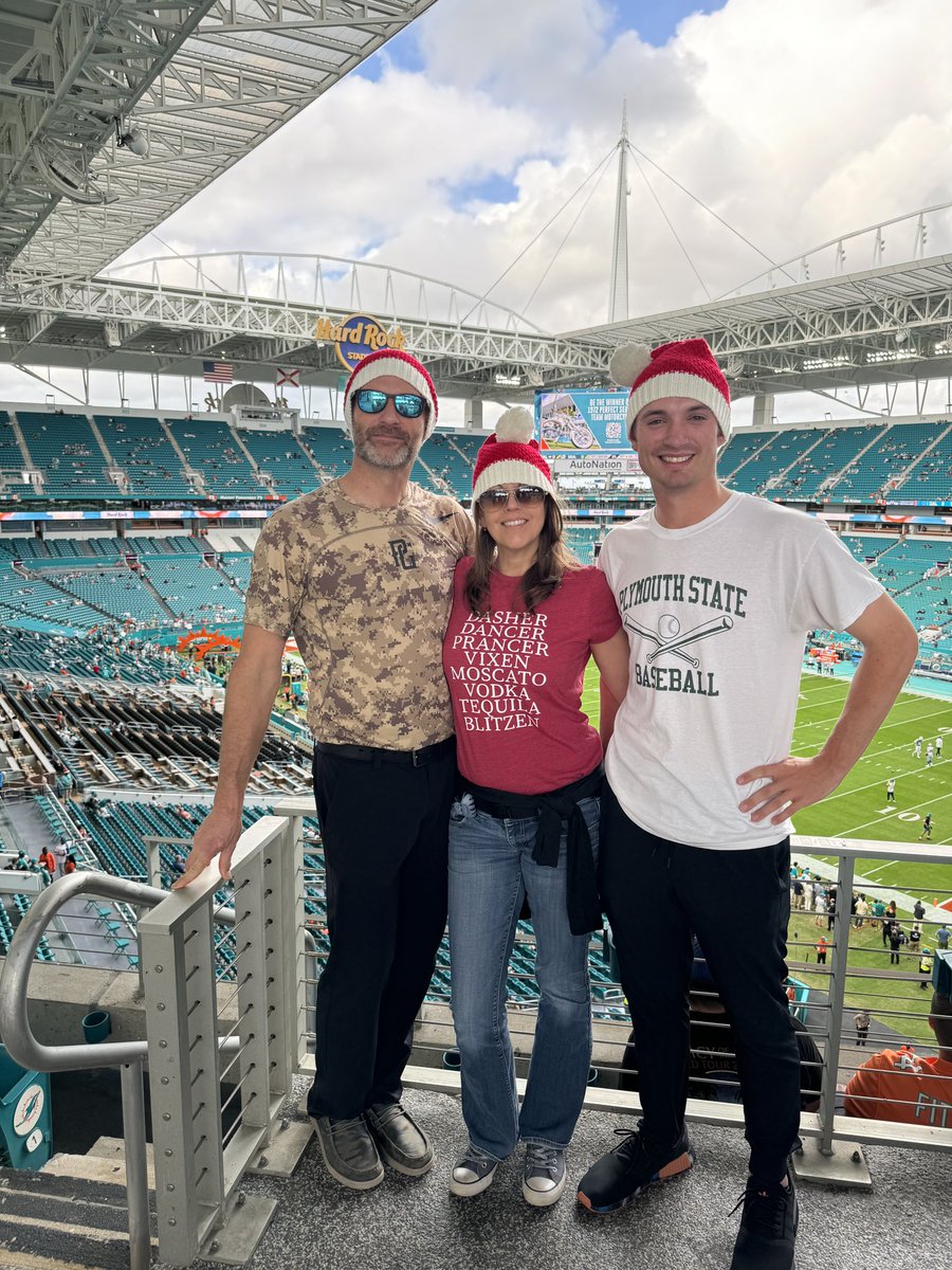 Brown9907's tweet photo. Best Christmas Eve ever!! #FinsUp #browntown https://t.co/PXuMrxNNty