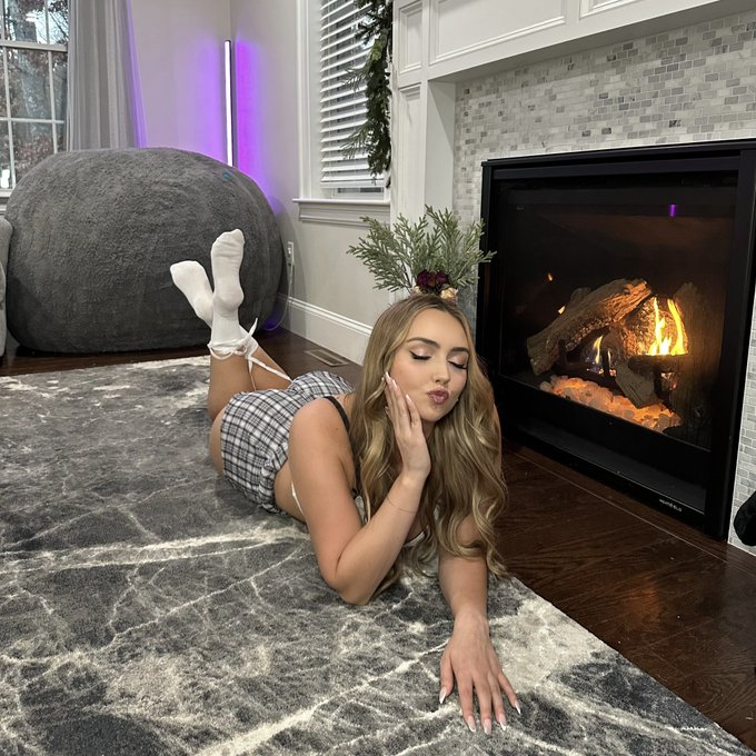 Cozy by the 🔥🎄❤️ https://t.co/WSgQF2Ju7x