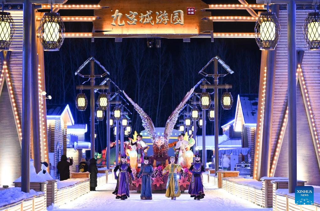 iChongqing_CIMC's tweet photo. A new scenic area in Tekes County, Xinjiang❄ is welcoming tourists with dances and evening events, boosting the night economy and diversifying winter tourism. 💃🌃 #Tourism #Xinjiang #NightEvents https://t.co/pyEj7n1GL8