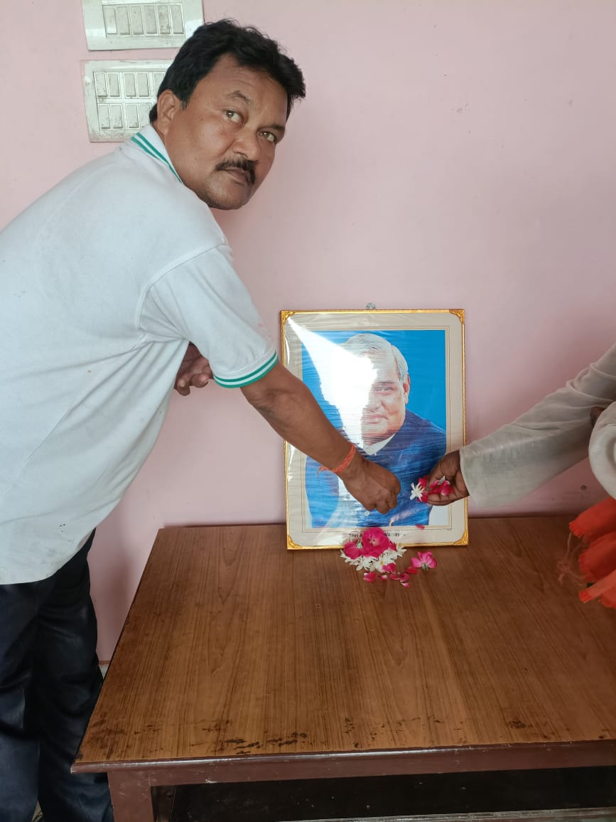 PramodKrIND's tweet photo. भारतीय जनसंघ के संस्थापकों में से एक, भारत के पूर्व प्रधानमंत्री, भारत रत्न स्व. श्री अटल बिहारी वाजपेयी जी की जयंती पर श्रद्धापूर्ण नमन ।

इस अवसर पर मनाए जाने वाले ''राष्ट्रीय सुशासन दिवस'' पर सभी देशवासियों को हार्दिक शुभकामनाएं।

#AtalBihariVajpayeeJi 
#SushasanDiwas https://t.co/PB1iWNowFe