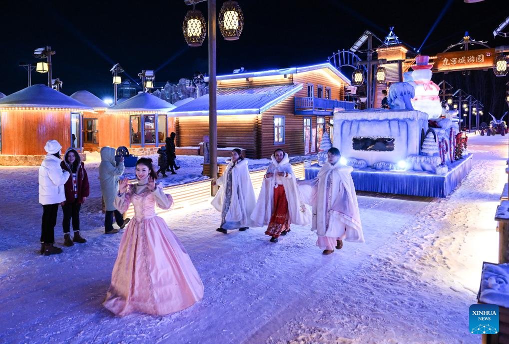 iChongqing_CIMC's tweet photo. A new scenic area in Tekes County, Xinjiang❄ is welcoming tourists with dances and evening events, boosting the night economy and diversifying winter tourism. 💃🌃 #Tourism #Xinjiang #NightEvents https://t.co/pyEj7n1GL8