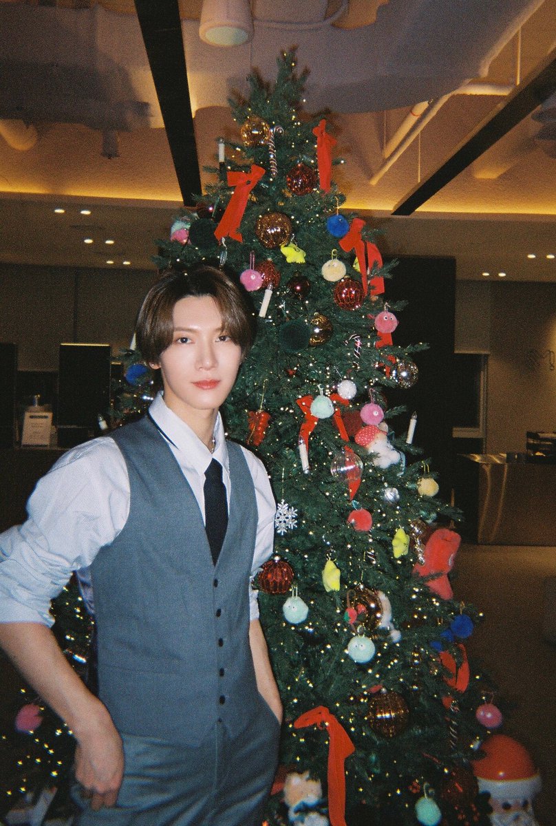 WayV_official's tweet photo. MERRY CHRISTMAS 우리 사랑스러운 PEOPLE 오늘 하루 종일 제일 행복하고 아름다운 날 되기를 바래요 나의 최고 선물 ^^ ❤️

MERRY CHRISTMAS my lovely PEOPLE! Hope you have a happiest and the most beautiful day, my precious ^^ ❤️

#TEN #李永钦 #텐 
#WayV #威神V https://t.co/6OEH9xo9Ie