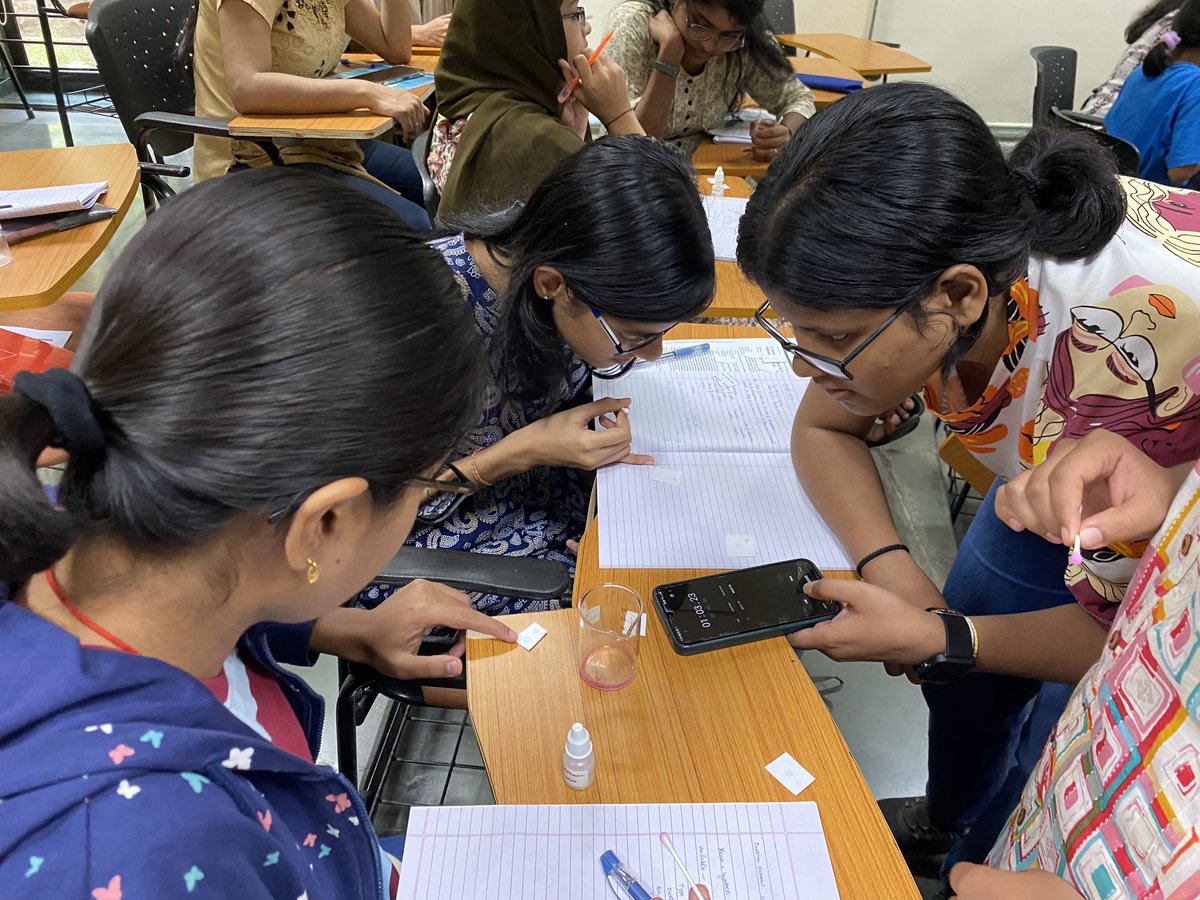 NeerDash's tweet image. A day full of learning at #NIUS chemistry @HBCSE_TIFR .. experimenting, and learning to communicate our findings! Working with students is always so rewarding! @IISERPune #microscale