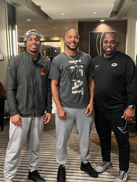 Big Shout out to cuz Roshanda n Cedric for coming thru while in the H-town supporting their son CJ #19 wr Cleveland Browns. Great meeting him for the 1st time. Ran into DTR too. Browns for the win.
#familyforthefirsttime
#Holidayfamilyhanging
#Bloodlineistrue
