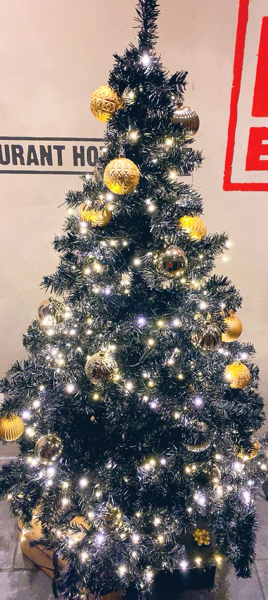 여기를 종종 챙겨 보고 계신 분들, 혹시나 탐라에 우연히 떠서 보게 되신 분들, 잠시라도 인연이 닿았거나 제가 기억하고 절 기억해주시는 분들 모두 모두 해피 성탄절입니다❤️💚 오늘 하루 더 행복하세요🎄🎁