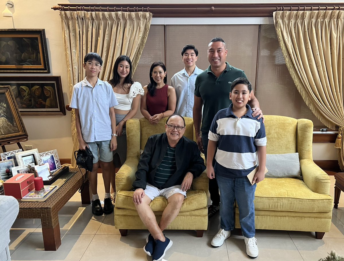 franciszamora30's tweet photo. A very Merry Christmas and a Happy New Year from the Zamoras 🎄🎄🎄 https://t.co/Wacx9WLceD