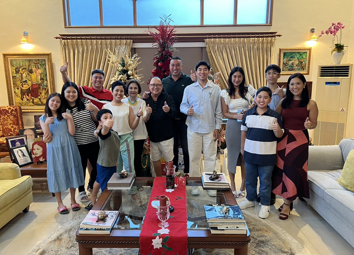 franciszamora30's tweet photo. A very Merry Christmas and a Happy New Year from the Zamoras 🎄🎄🎄 https://t.co/Wacx9WLceD