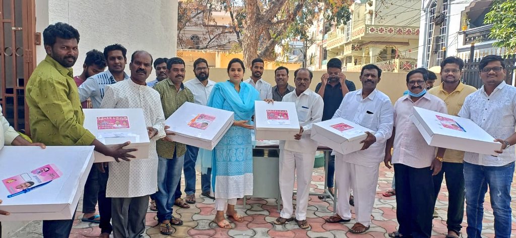 AdarshSindhu's tweet photo. #HappyChristmas evryone!!
On the occasion of #Christmas sent cakes to all the 50-55 churches in my division.#Bharathinagar #111division https://t.co/BAYeSdYAKf