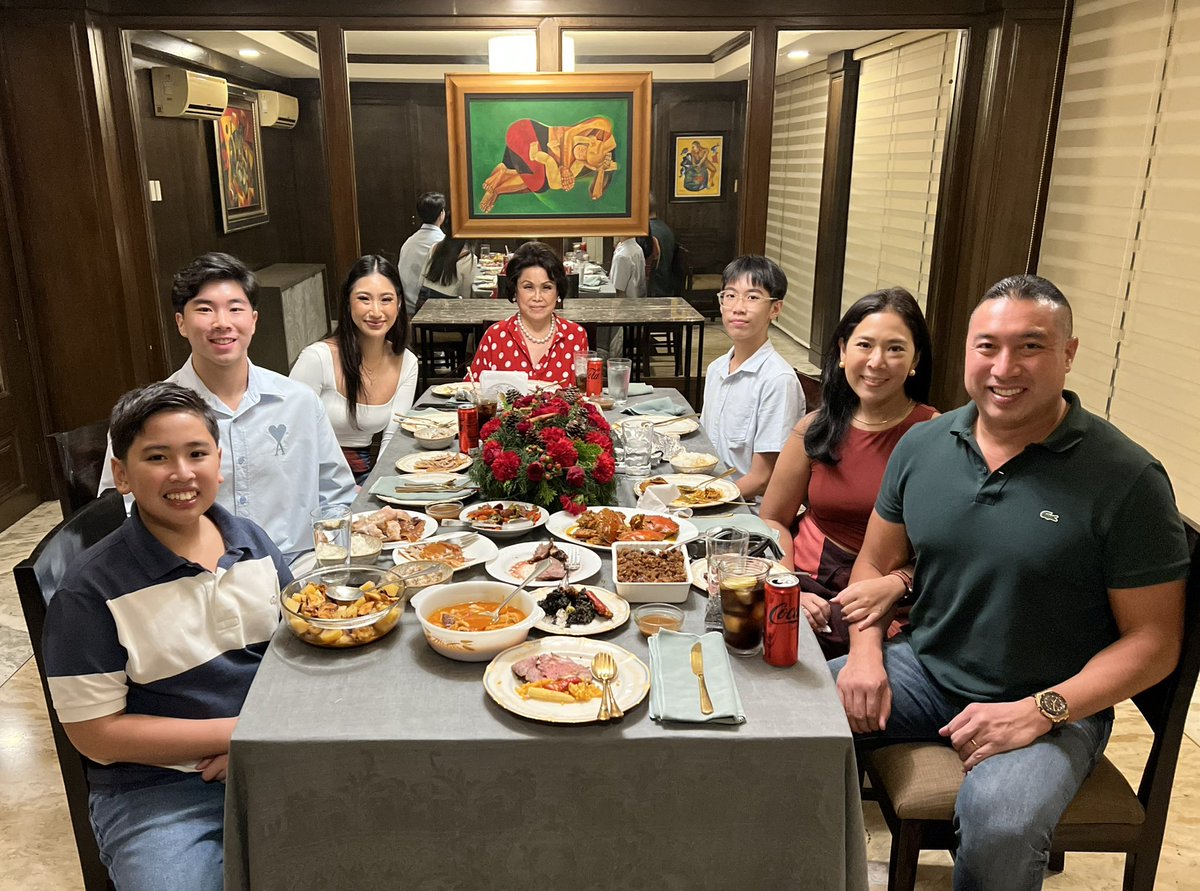 franciszamora30's tweet photo. Christmas eve with Mama Rose ❤️💚❤️ https://t.co/Trf6eItPlh