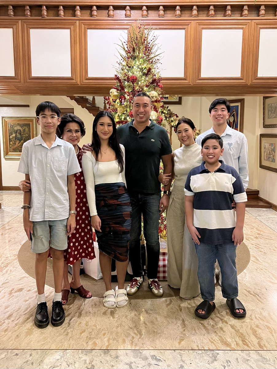 franciszamora30's tweet photo. Christmas eve with Mama Rose ❤️💚❤️ https://t.co/Trf6eItPlh