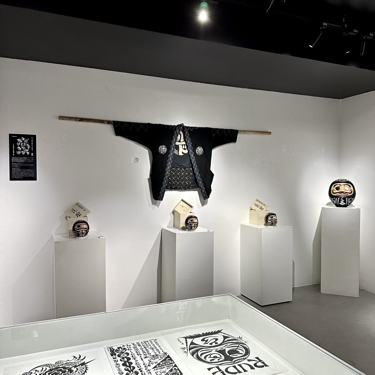 B_GALLERY_'s tweet photo. Kads MIIDA氏がオールハンドペイントで製作している「達磨」の〈B GALLERY〉別注を店頭にて展示・販売中です。※写真3枚目の大型達磨は非売品になります。
ぜひ会場にてご覧下さい。

￣￣￣￣￣￣￣￣￣￣￣￣￣￣￣￣￣
東京ルード展
開催期間：2023年12月22日（金）～ 2024年1月14日（日） https://t.co/X3NnELNKWu