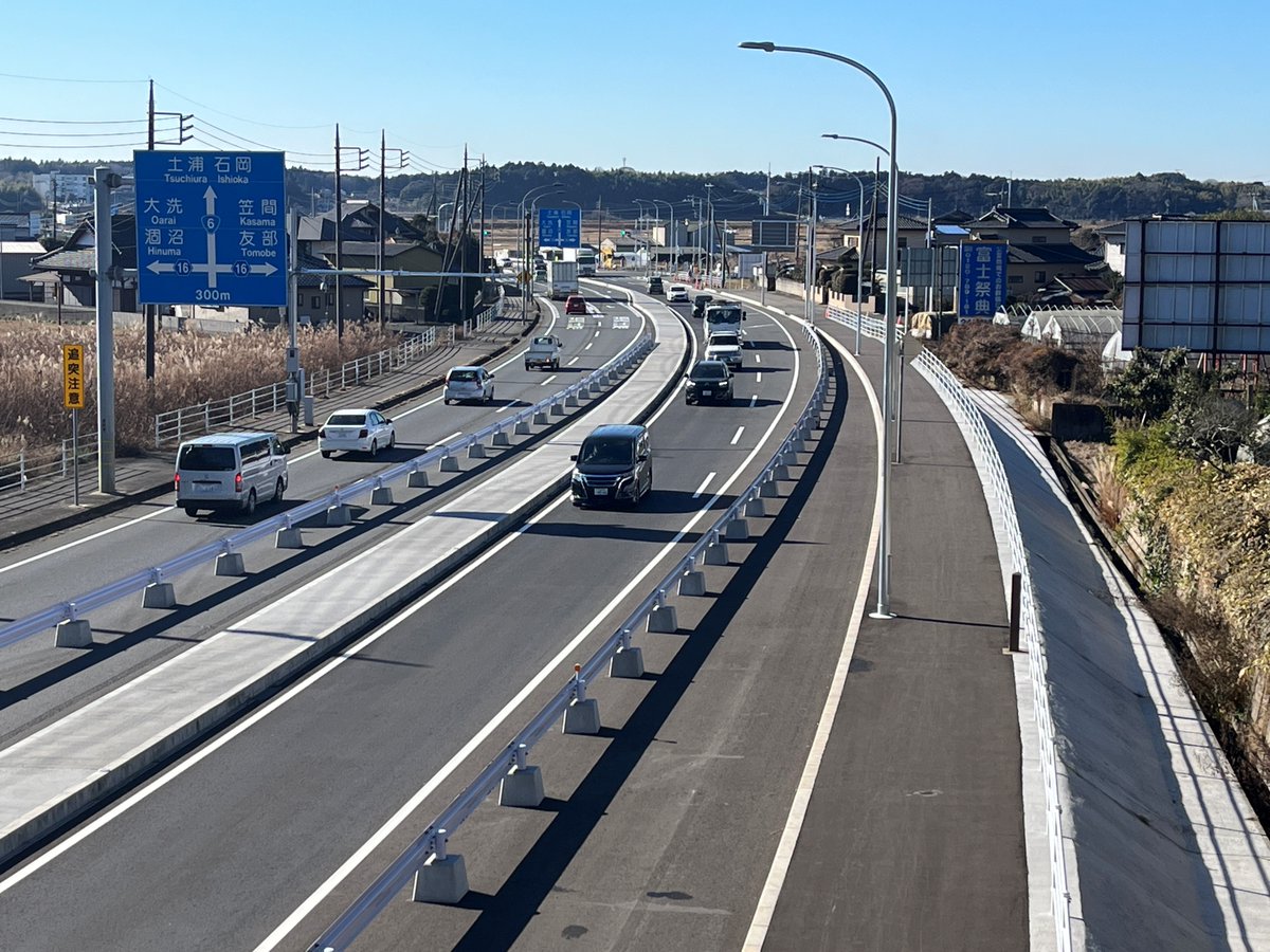 mlit_hitachi's tweet photo. 令和元年度より事業着手していました国道6号小鶴西交差点周辺の改良工事令和5年12月25日（月）10時に完成し、本線の上下線に付加車線の設置、上り線の右折レーンが延伸されました。 https://t.co/u6BINVTdsq