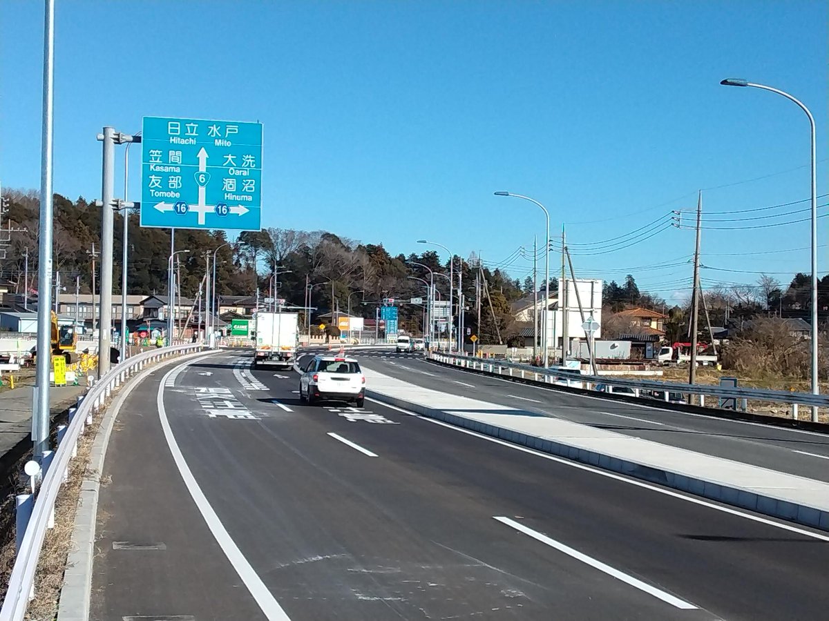 mlit_hitachi's tweet photo. 令和元年度より事業着手していました国道6号小鶴西交差点周辺の改良工事令和5年12月25日（月）10時に完成し、本線の上下線に付加車線の設置、上り線の右折レーンが延伸されました。 https://t.co/u6BINVTdsq