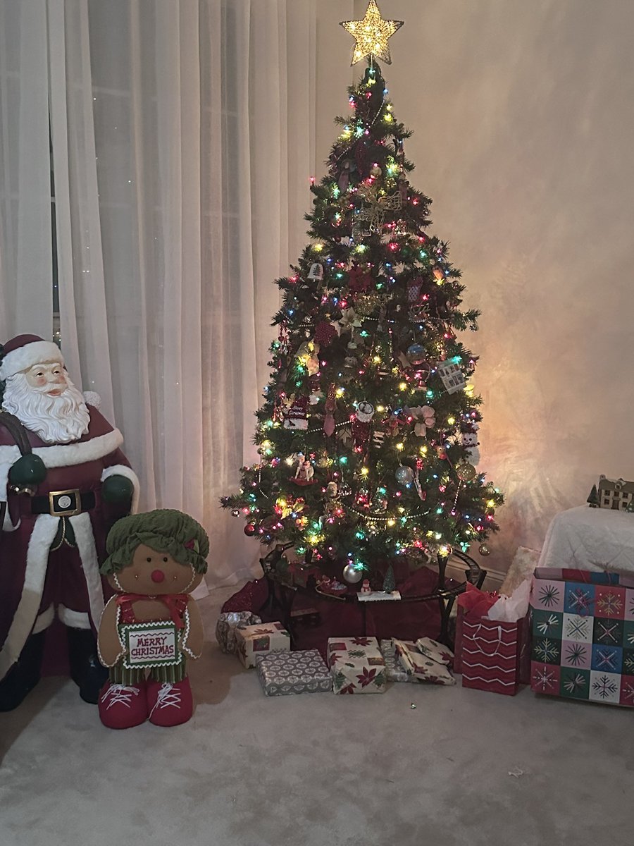 MonicaH630's tweet photo. Wishing you all a Merry Christmas and wonderful holiday Season! Hold your loved ones a little longer!! Xxxxx https://t.co/eGPD5Z4udT