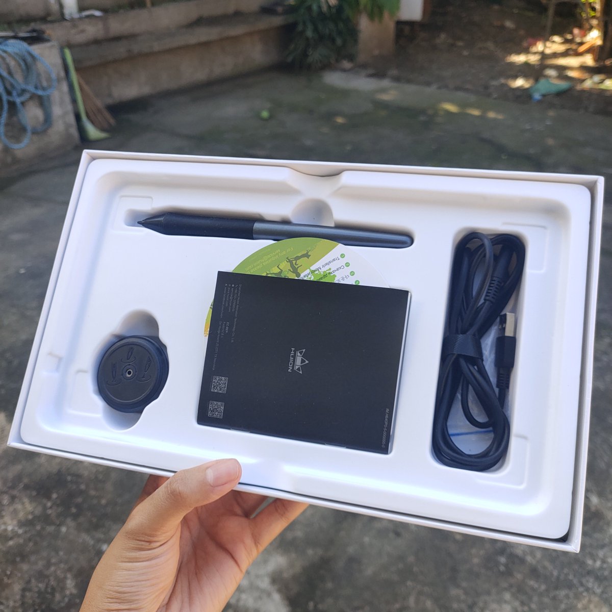 Toririnxx's tweet photo. • CHRISTMAS ❈ GIVEAWAY •

Thanks to my brother, he wanted to giveaway his USED Huion Inspiroy H640!

To join:

🎁 Follow, Like, and Repost
🎁 Comment an artwork, to ensure that the winner wants to pursue art (Optional)
🎁 Mention a friend (Optional)

#giveaway #raffle  #artph https://t.co/ZgrgmNfbKT