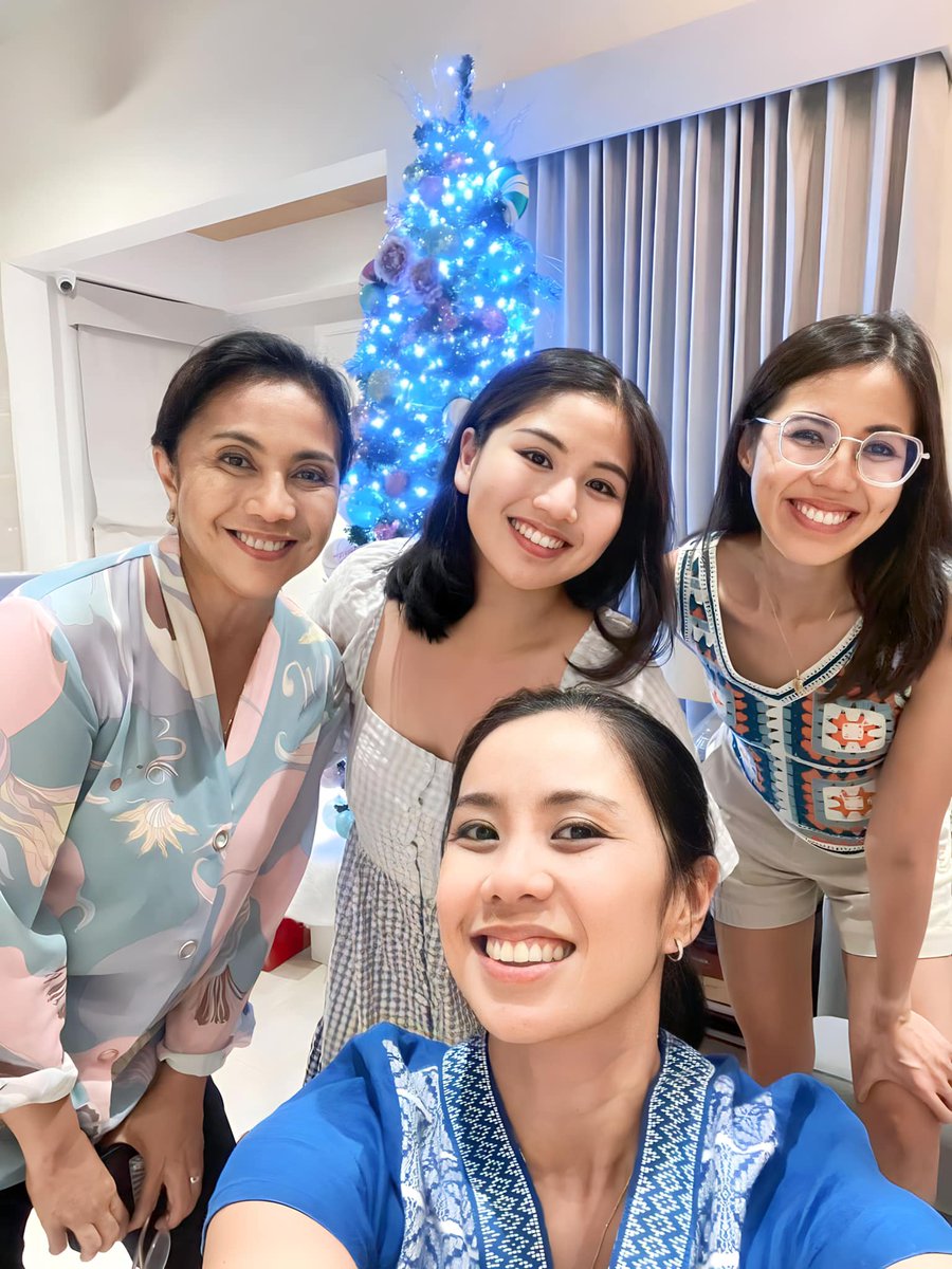 inquirerdotnet's tweet photo. 'MERRY CHRISTMAS FROM THE FOUR OF US' 🫶

LOOK: Former Vice President Leni Robredo celebrates Christmas with all her daughters, Aika, Tricia, and Jillian. | 📷: Robredo/Facebook https://t.co/eYOvgqtQfu