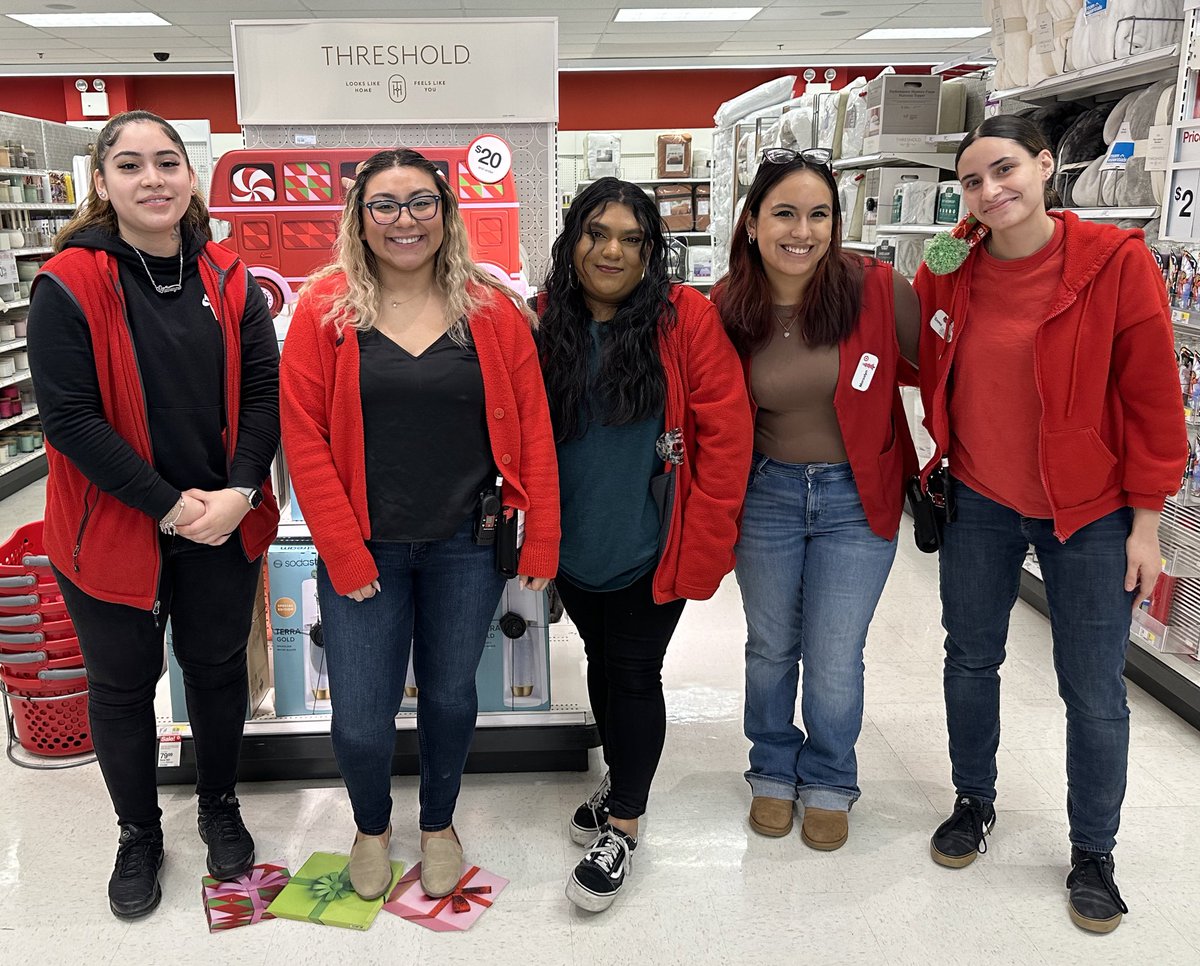 Happy Holidays from #T3230 🎉 🎄 
Super proud of this team for coming in and giving their all no matter the circumstances, making crazy sales this week while still continuing to enjoy the small things❤️. #ForestHills #SmallbutMighty