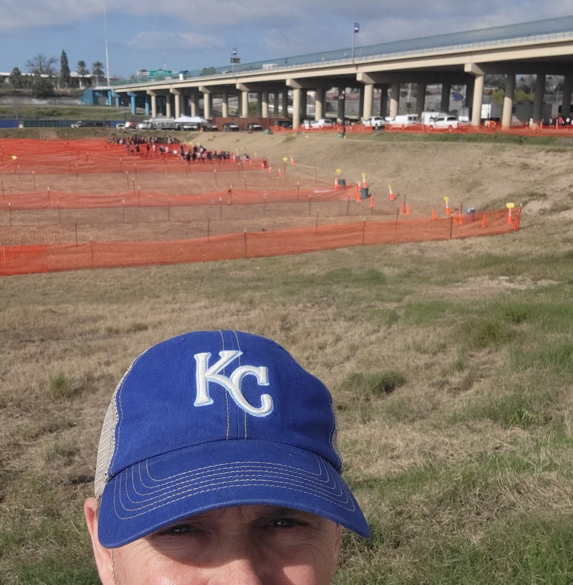 ToddBartonCC's tweet image. This area was full days ago, at 11am this morning there were about 1-2 hundred in the holding area, another 30-50 under bridge getting ready to board a bus rumored to be headed to the airport to fly around the country somewhere 
#EaglePass #usborder
