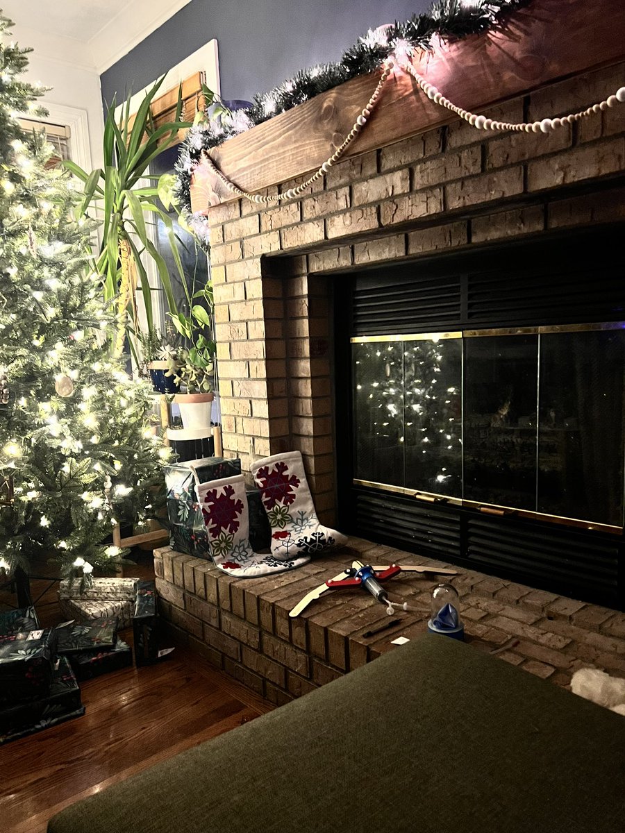 noahwiedel's tweet photo. Santa gets treated to something other than Milk and Cookies @crunchlabs https://t.co/aRP4RtALwD