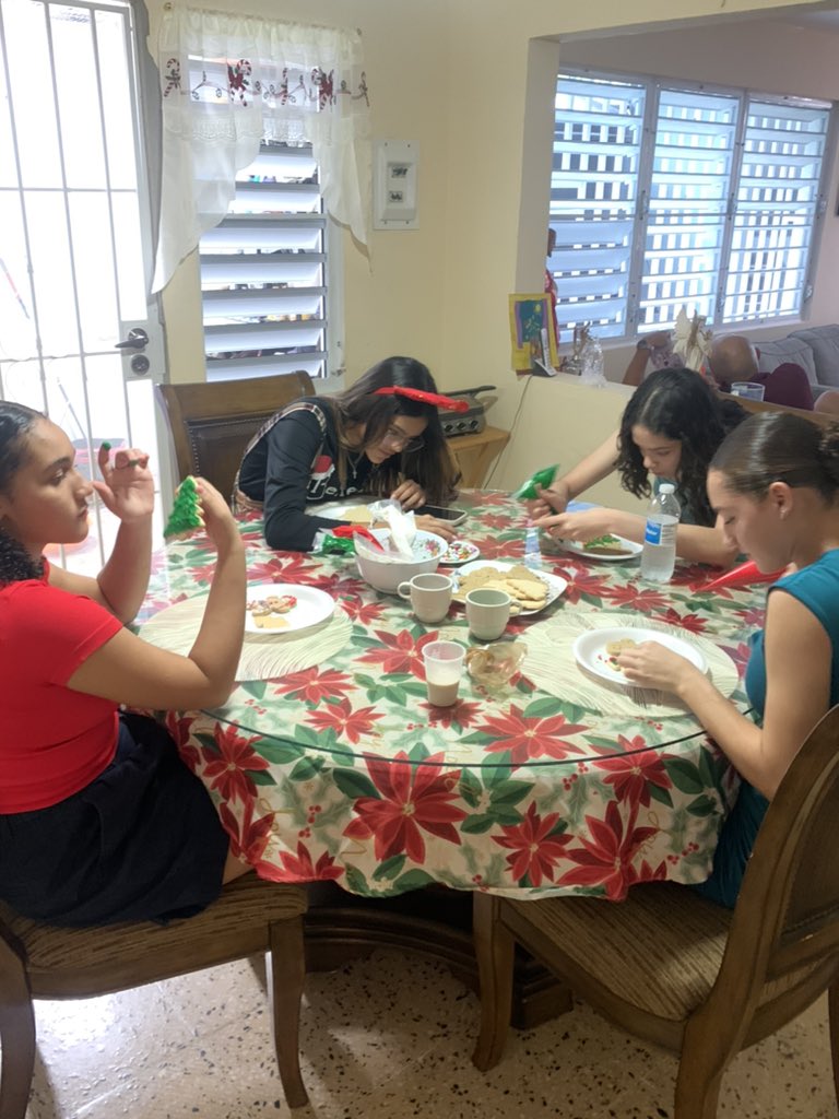 Vernica28517005's tweet image. Decorando galletas de Navidad con las #primis y my #sis🎄🎄❤️
