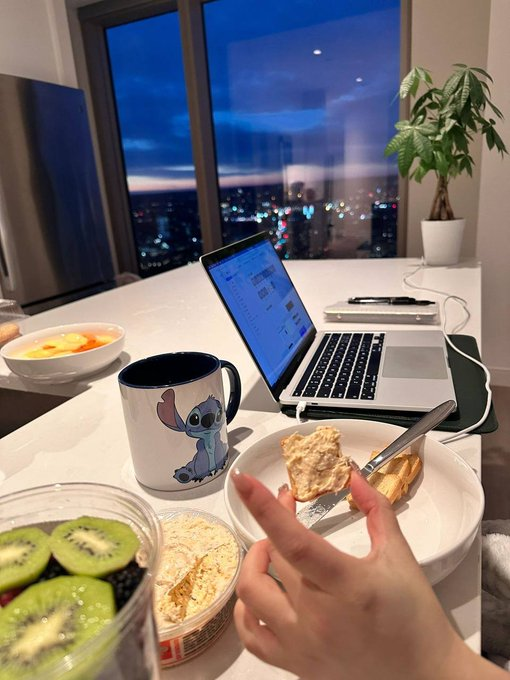 Emily8325970930's tweet photo. I like watching city view while eating dinner, This way is fresh for my mind🌃 https://t.co/xGOH0cMrvO