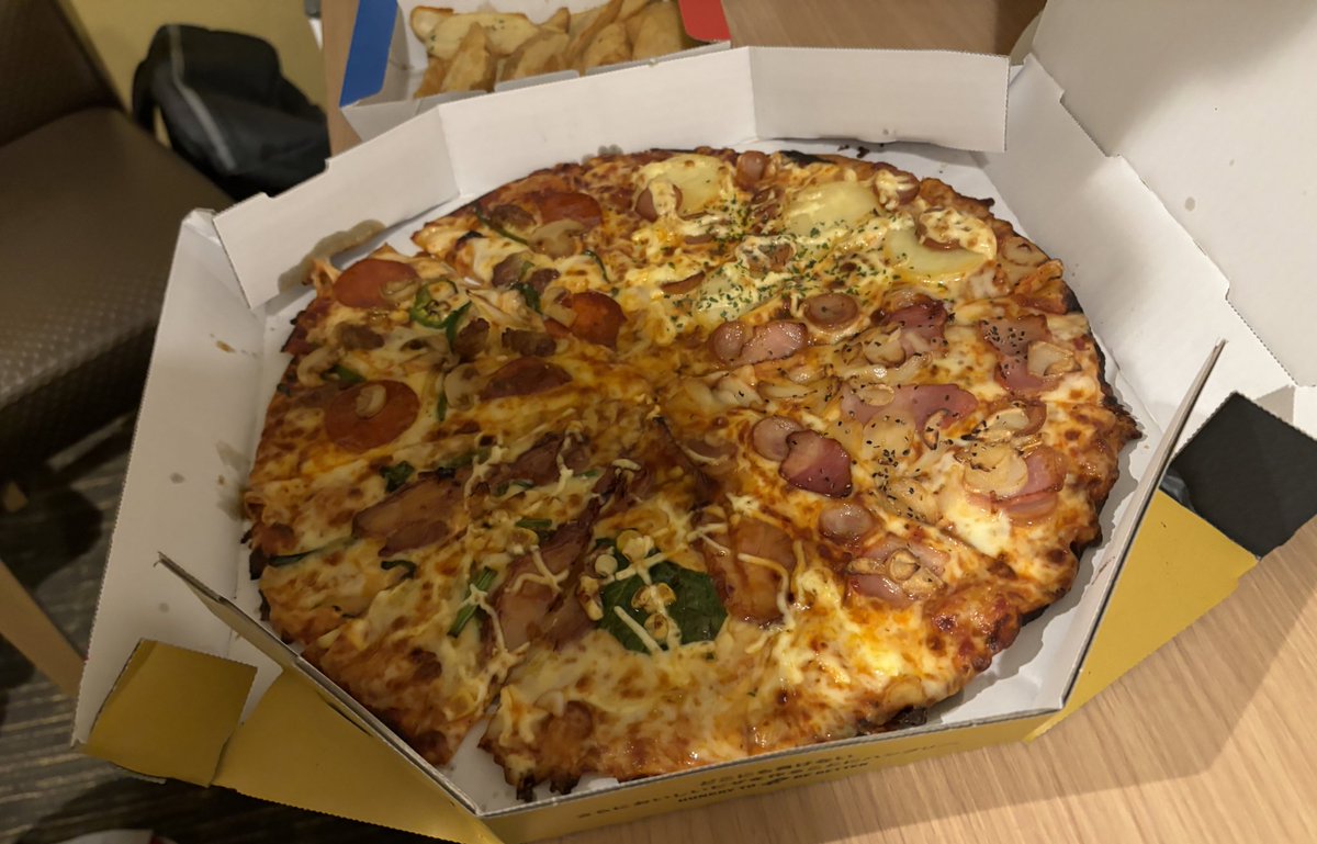 UkWyf9's tweet photo. 初めて横浜いってきた！ホテルで食べたドミノピザが多分一番美味しかった
今年横浜、東京、博多にある実物大ガンダム全部制覇できたから良かった！ https://t.co/DuD0OhC9i2