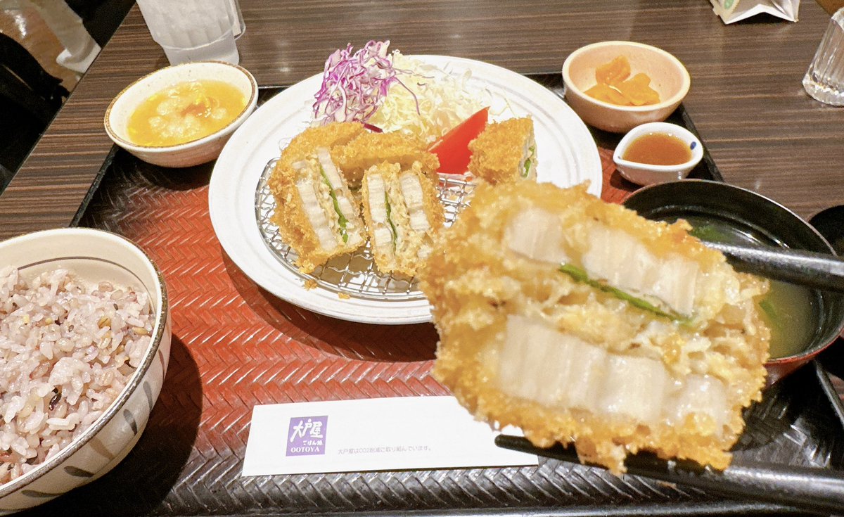 EBIMARU_4's tweet photo. とある方のblogを読みながらご飯食べてる( ˙༥˙ )もぐもぐ
えびの乙女で"えびまる1番年下の子" を見た👀✨
あきらかに当たり軽いしCZも程よく良いし宴ステッカー以上あっても良さそうな内容(*´ω`*)
上手いこと跳ねてくれんかなぁ☺️🫶
今日はご飯が美味しいなぁ❣️
#P_station 様
#PSTATION 様
#ピーステーション 様
