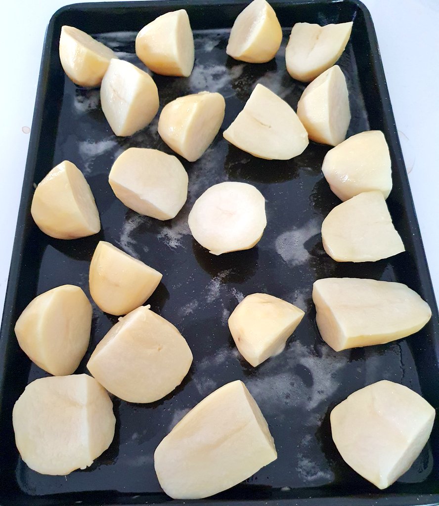 VickiTreadell's tweet photo. 5/5 - #DevilsOnHorseback (prunes wrapped in bacon), chipolatas & par-boiled potatoes ready to roast.
#ChristmasDinner https://t.co/uzQIN2XZ9T