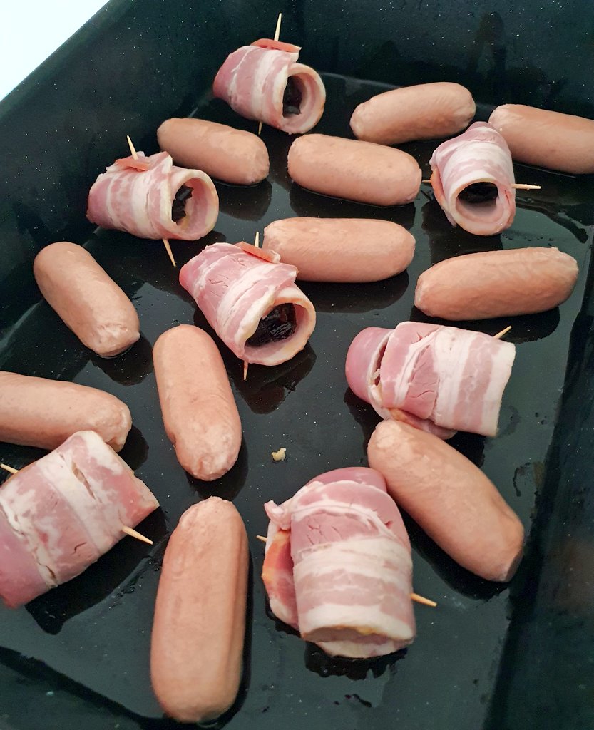 VickiTreadell's tweet photo. 5/5 - #DevilsOnHorseback (prunes wrapped in bacon), chipolatas & par-boiled potatoes ready to roast.
#ChristmasDinner https://t.co/uzQIN2XZ9T