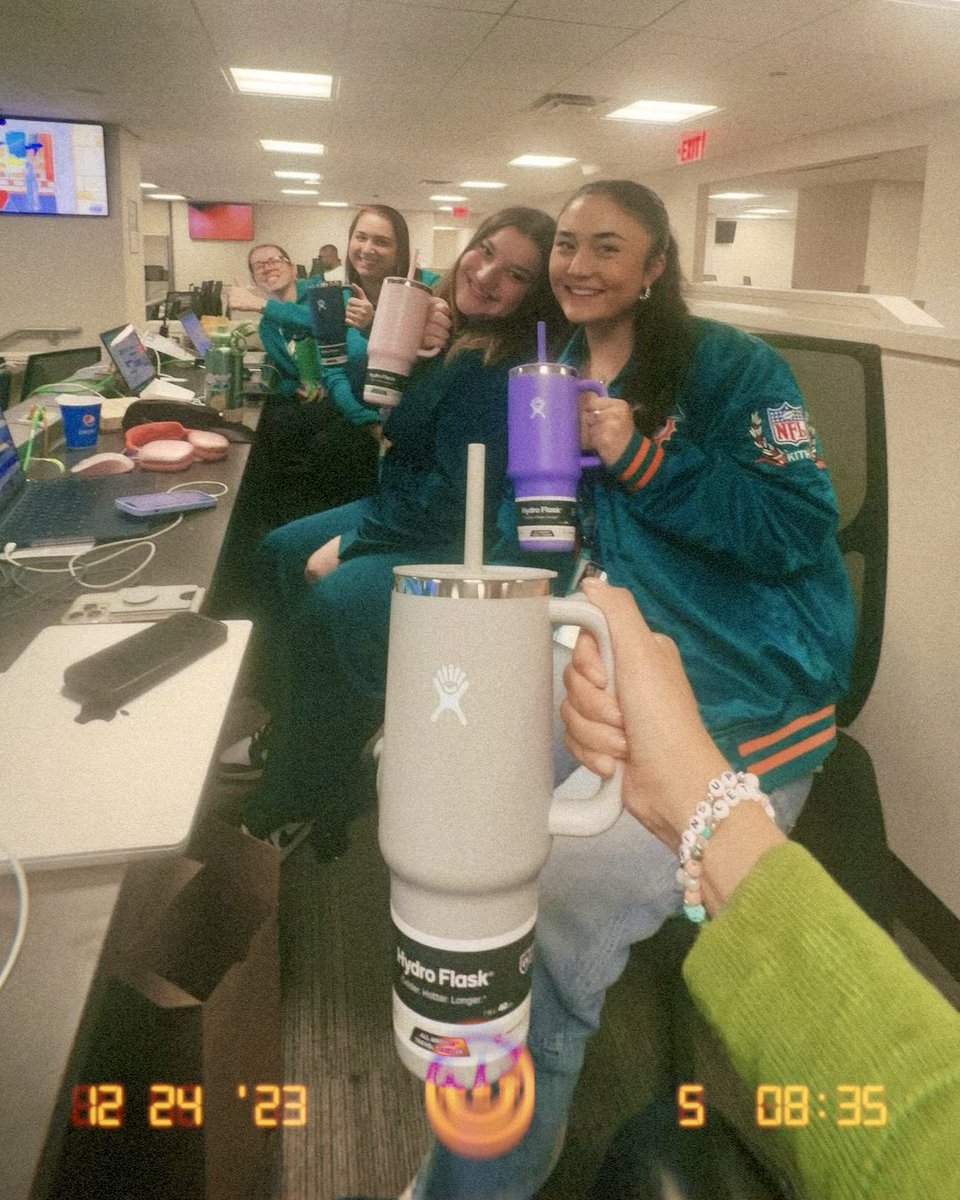 paytonchang's tweet photo. ✨Sleigh-ing✨ the @BeReal_App & @lapse_app game today feat. our surprise gifts from Santa @studrew1 🎄
Merry Finsmas & Merry Clinchmas! 🐬 #TeamHydro > #TeamStanley https://t.co/eavLFhtNgy