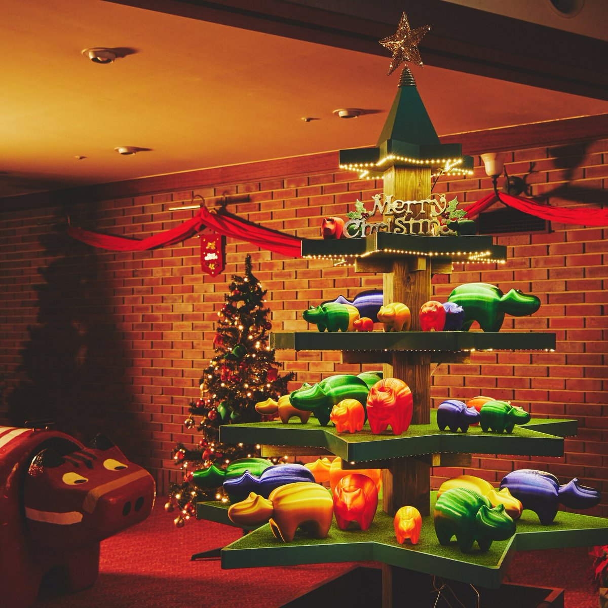 HoshinoResorts's tweet photo. ✔今日は #クリスマス 🎄✨
星野リゾート各施設の個性豊かなクリスマスショットをお届けします。どうぞ素敵なクリスマスをお過ごしください🤶
1️⃣ワインリゾートクリスマス／リゾナーレ八ヶ岳
2️⃣氷瀑クリスマス／奥入瀬渓流ホテル
3️⃣軽井沢星野エリアのクリスマス
4️⃣赤べこクリスマス／磐梯山温泉ホテル https://t.co/pWzF18LASM