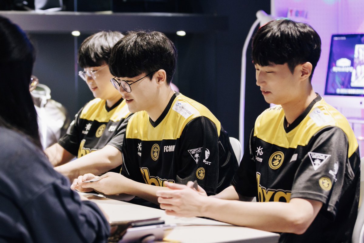BNKFEARXLoL's tweet photo. 𝐆𝐁𝐒𝐆 𝐁𝐞𝐡𝐢𝐧𝐝 #𝟏

FearX가 보내는 크리스마스 선물🎁 
지난 15일, 부산에서 팬 여러분과 함께했던 순간들을 전달드립니다. https://t.co/QeNkBoxMMi