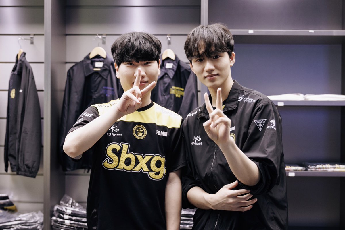 BNKFEARXLoL's tweet photo. 𝐆𝐁𝐒𝐆 𝐁𝐞𝐡𝐢𝐧𝐝 #𝟏

FearX가 보내는 크리스마스 선물🎁 
지난 15일, 부산에서 팬 여러분과 함께했던 순간들을 전달드립니다. https://t.co/QeNkBoxMMi