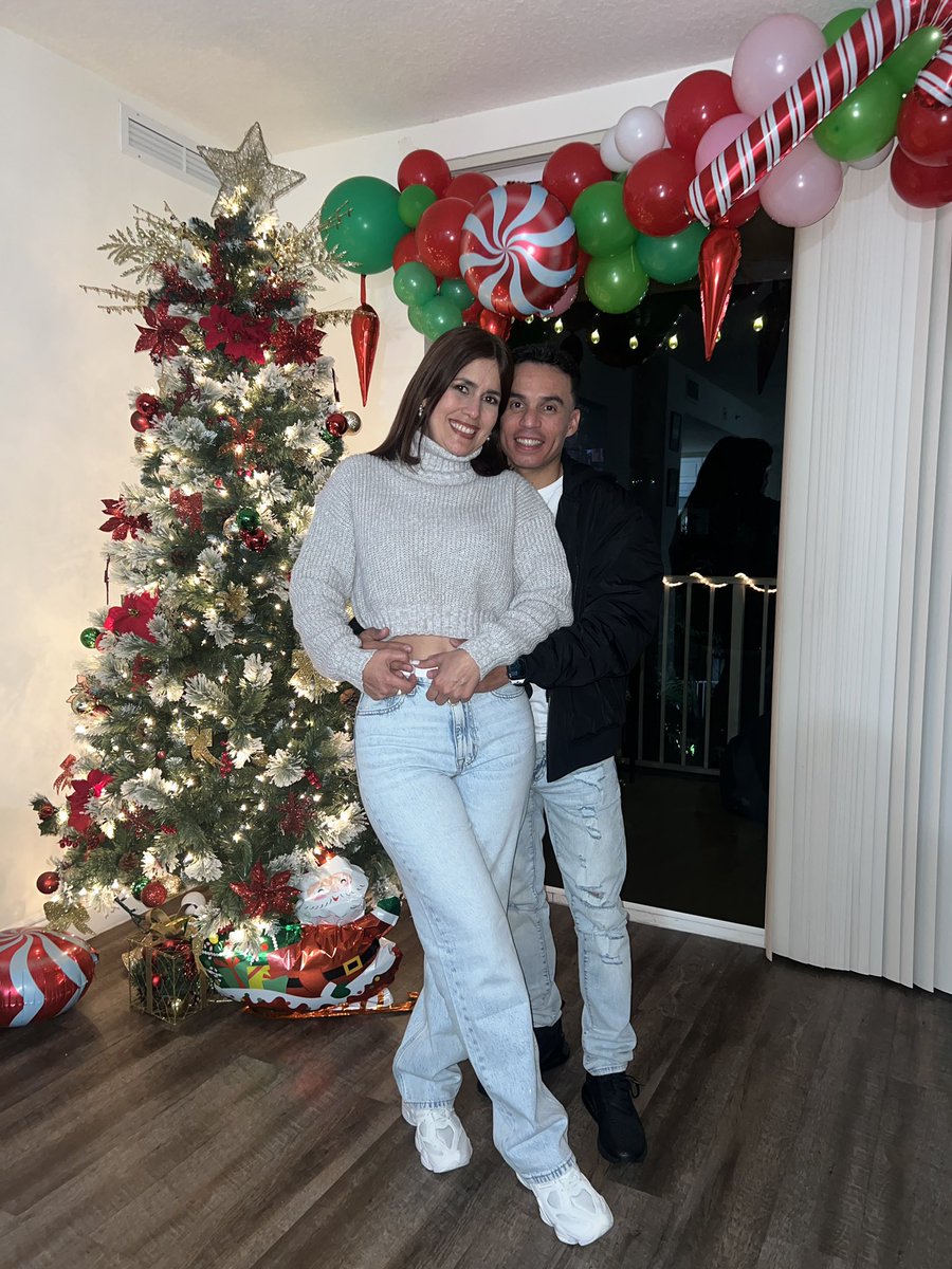 🎄Que la alegría de este día los abrigue en unión familiar,  y que Jesús nazca en su corazón y permanezca para siempre en él. Feliz Navidad les desea Iván Pimentel jr y familia 🎄 Dios los bendiga 🎁