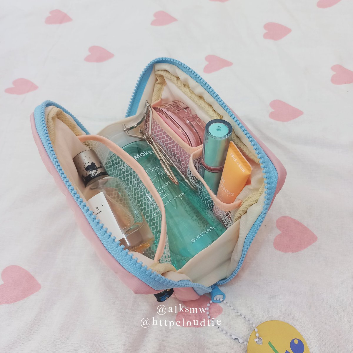 eh sumpah ini pouch keliatannya mini ya, tapi ternyata muat mw aku yg segede gaban itu??! 🫵🏻😭
worth to buy bgt asli buat aku yg suka barang2 tuh terorganisir, ga suka liat perintilan2 berantakan di tas 🙅🏻‍♀️