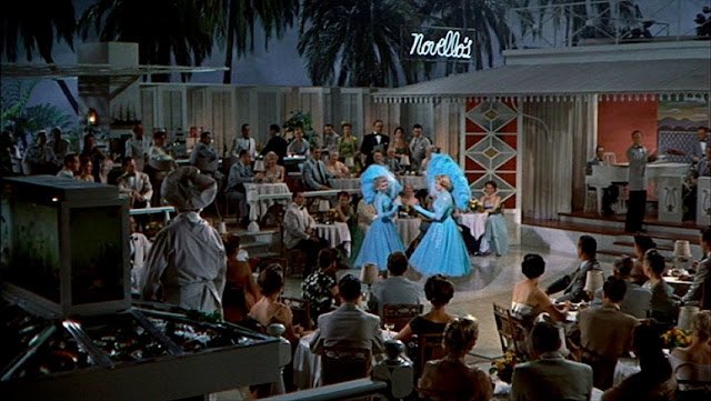 Want to spend an evening drinking martinis here so badly.