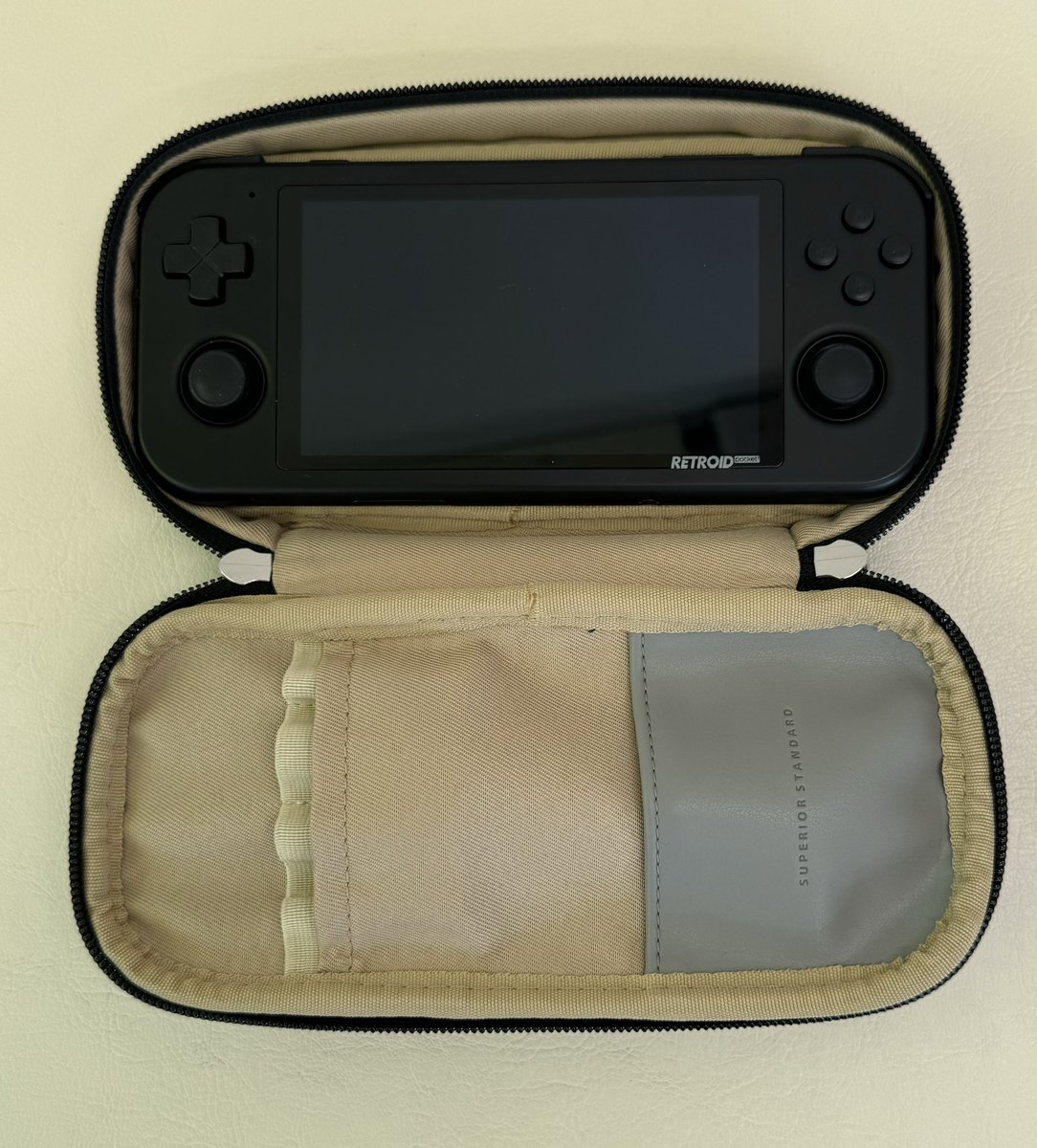 Drsettsu's tweet photo. Retroid pocket 4 pro の到着に備え、3+を改めていじっている。
ずっとふさわしいケースが無くて困っていたんだけど、サイズ的にペンケースという選択肢もあるのか？と思い調べてみて、イケそうなヤツを買ってみたらピッタリ！
4proもサイズ変わらないならいけるって信じてる😊
#retroidpocket4 https://t.co/OYbQ4PudTD