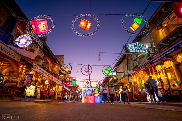 sonhau_20's tweet photo. XỨ SỞ CHÙA THÁP, NOEL TÔ ĐIỂM SẮC MÀU PHỐ TÂY
[English below]
Sang tới Campuchia, câu chuyện cũng không khác, cảnh trang trí đường phố diễn ra chủ yếu ở Phnôm Pênh và Siêm Riệp. Tại đó, những cây thông khổng lồ được dựng trước sảnh trung tâm thương mại, khách sạn, nhà hàng, tất nhiên nhà thờ St. George cũng được trang hoàng để chào đón tín đồ. Nhưng là quốc gia theo đạo Phật, lễ Giáng sinh nơi đây chủ yếu hấp dẫn du khách ở điểm vui chơi và khu Sisowath vốn là khu phố Tây nhộn nhịp nhất Phnôm Pênh. Sự nhộn nhịp này còn tăng lên gấp bội ở khu chợ đêm tại Siêm Riệp, nơi thu hút khách khi ánh mặt trời đã tắt. Thiên sứ lòng lành có lẽ ban tặng cho trẻ em châu Âu rất nhiều bánh, kẹo ngọt, nhưng sang tới đây, ân sủng của Chúa đã được thể hiện bằng nhiều thú vui trần thế hơn, đó là những món ăn được phục vụ trong màu sắc Giáng sinh. Khoác tấm khăn rằn để ngăn cơn gió lạnh thổi về từ Biển Hồ, ngâm chân trong bể kính cho lũ cá rỉa với cảm giác buồn nhột kinh người, nhấp nháp ly bia và nghe vẳng trong đêm những bản nhạc Noel quen thuộc, hẳn mỗi vị khách du lịch đều cảm thấy xúc cảm mạnh về hồng ân được ban rải tới mình.
#VuiNoel_trên_khắp_Đông_Dương #TravelTheWorld  #HeritageFashion #vietnam 
CHRISTMAS ADORNS THE COLORS OF CAMBODIA
In Cambodia, the story isn’t much different. Street decorations mainly are found in Phnom Penh and Siem Reap, where giant Christmas trees stand tall in front of shopping center lobbies, hotels, restaurants and of course, St. George’s Church. However, as a predominantly Buddhist country, Christmas here mainly attracts tourists for leisure and entertainment, especially in Sisowath, the busiest Western quarter in Phnom Penh.
This buzz is even more amplified at the night market in Siem Reap. While angels may bring European children lots of sweet candies, in Cambodia, the blessings are shown through worldly pleasures like food, spas, bars and handicraft shops. Wrapping up in a scarf to ward off the cold breeze from Tonle Sap Lake, dipping ones’ feet in a fish tank for a ticklish massage experience, listening to familiar Christmas carols in the night, surely each tourist will surely feel a strong sense of grace bestowed upon them.