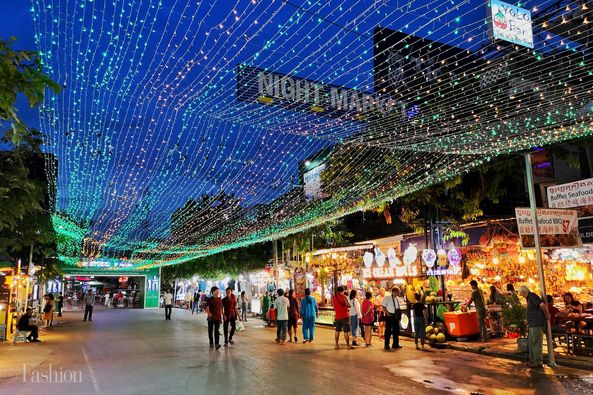 sonhau_20's tweet photo. XỨ SỞ CHÙA THÁP, NOEL TÔ ĐIỂM SẮC MÀU PHỐ TÂY
[English below]
Sang tới Campuchia, câu chuyện cũng không khác, cảnh trang trí đường phố diễn ra chủ yếu ở Phnôm Pênh và Siêm Riệp. Tại đó, những cây thông khổng lồ được dựng trước sảnh trung tâm thương mại, khách sạn, nhà hàng, tất nhiên nhà thờ St. George cũng được trang hoàng để chào đón tín đồ. Nhưng là quốc gia theo đạo Phật, lễ Giáng sinh nơi đây chủ yếu hấp dẫn du khách ở điểm vui chơi và khu Sisowath vốn là khu phố Tây nhộn nhịp nhất Phnôm Pênh. Sự nhộn nhịp này còn tăng lên gấp bội ở khu chợ đêm tại Siêm Riệp, nơi thu hút khách khi ánh mặt trời đã tắt. Thiên sứ lòng lành có lẽ ban tặng cho trẻ em châu Âu rất nhiều bánh, kẹo ngọt, nhưng sang tới đây, ân sủng của Chúa đã được thể hiện bằng nhiều thú vui trần thế hơn, đó là những món ăn được phục vụ trong màu sắc Giáng sinh. Khoác tấm khăn rằn để ngăn cơn gió lạnh thổi về từ Biển Hồ, ngâm chân trong bể kính cho lũ cá rỉa với cảm giác buồn nhột kinh người, nhấp nháp ly bia và nghe vẳng trong đêm những bản nhạc Noel quen thuộc, hẳn mỗi vị khách du lịch đều cảm thấy xúc cảm mạnh về hồng ân được ban rải tới mình.
#VuiNoel_trên_khắp_Đông_Dương #TravelTheWorld  #HeritageFashion #vietnam 
CHRISTMAS ADORNS THE COLORS OF CAMBODIA
In Cambodia, the story isn’t much different. Street decorations mainly are found in Phnom Penh and Siem Reap, where giant Christmas trees stand tall in front of shopping center lobbies, hotels, restaurants and of course, St. George’s Church. However, as a predominantly Buddhist country, Christmas here mainly attracts tourists for leisure and entertainment, especially in Sisowath, the busiest Western quarter in Phnom Penh.
This buzz is even more amplified at the night market in Siem Reap. While angels may bring European children lots of sweet candies, in Cambodia, the blessings are shown through worldly pleasures like food, spas, bars and handicraft shops. Wrapping up in a scarf to ward off the cold breeze from Tonle Sap Lake, dipping ones’ feet in a fish tank for a ticklish massage experience, listening to familiar Christmas carols in the night, surely each tourist will surely feel a strong sense of grace bestowed upon them.