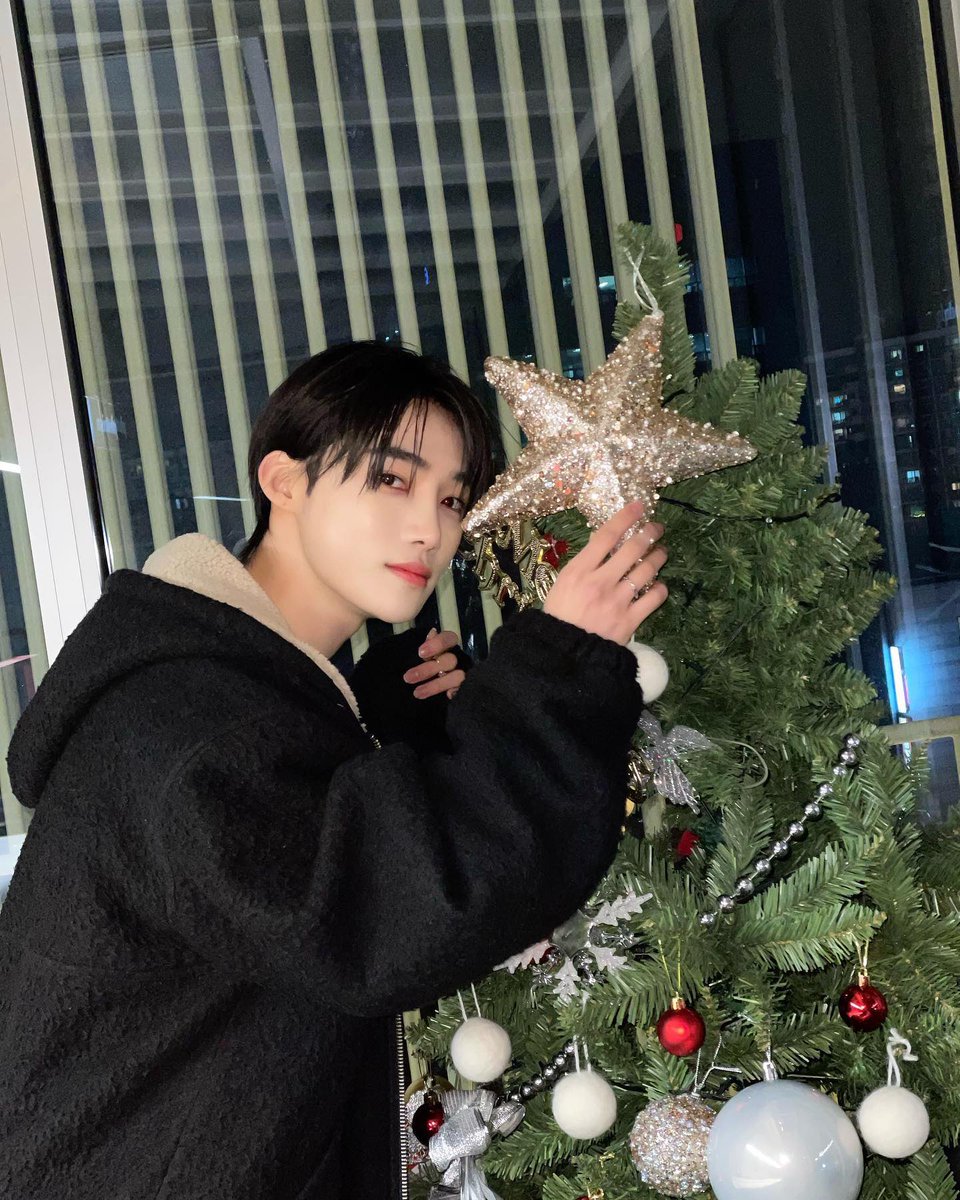 newguinzip's tweet photo. 231225 뉴 인스타그램 

💚Merry Christmas❤️
#NewShot https://t.co/W9QFVuGNHr