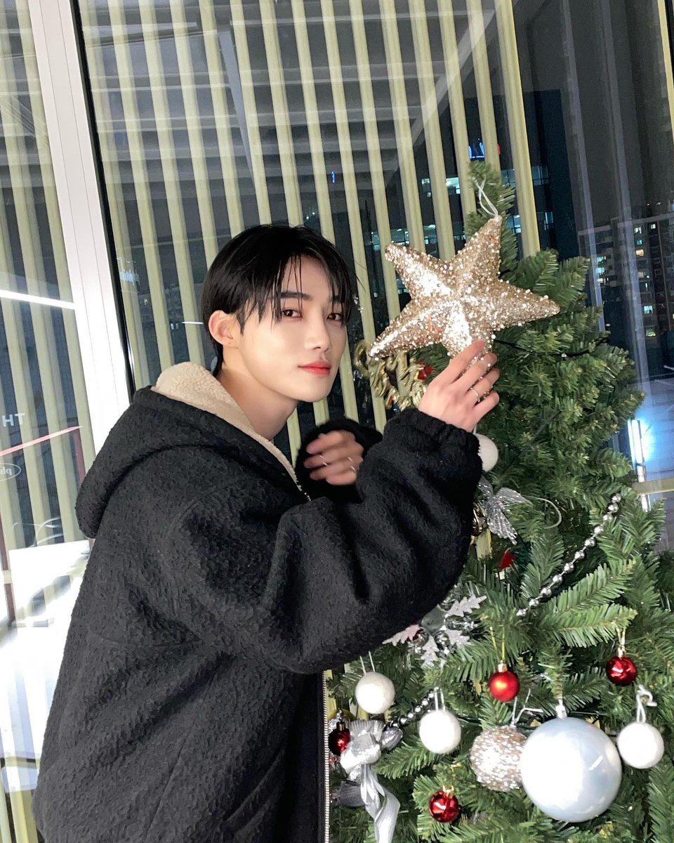 newguinzip's tweet photo. 231225 뉴 인스타그램 

💚Merry Christmas❤️
#NewShot https://t.co/W9QFVuGNHr