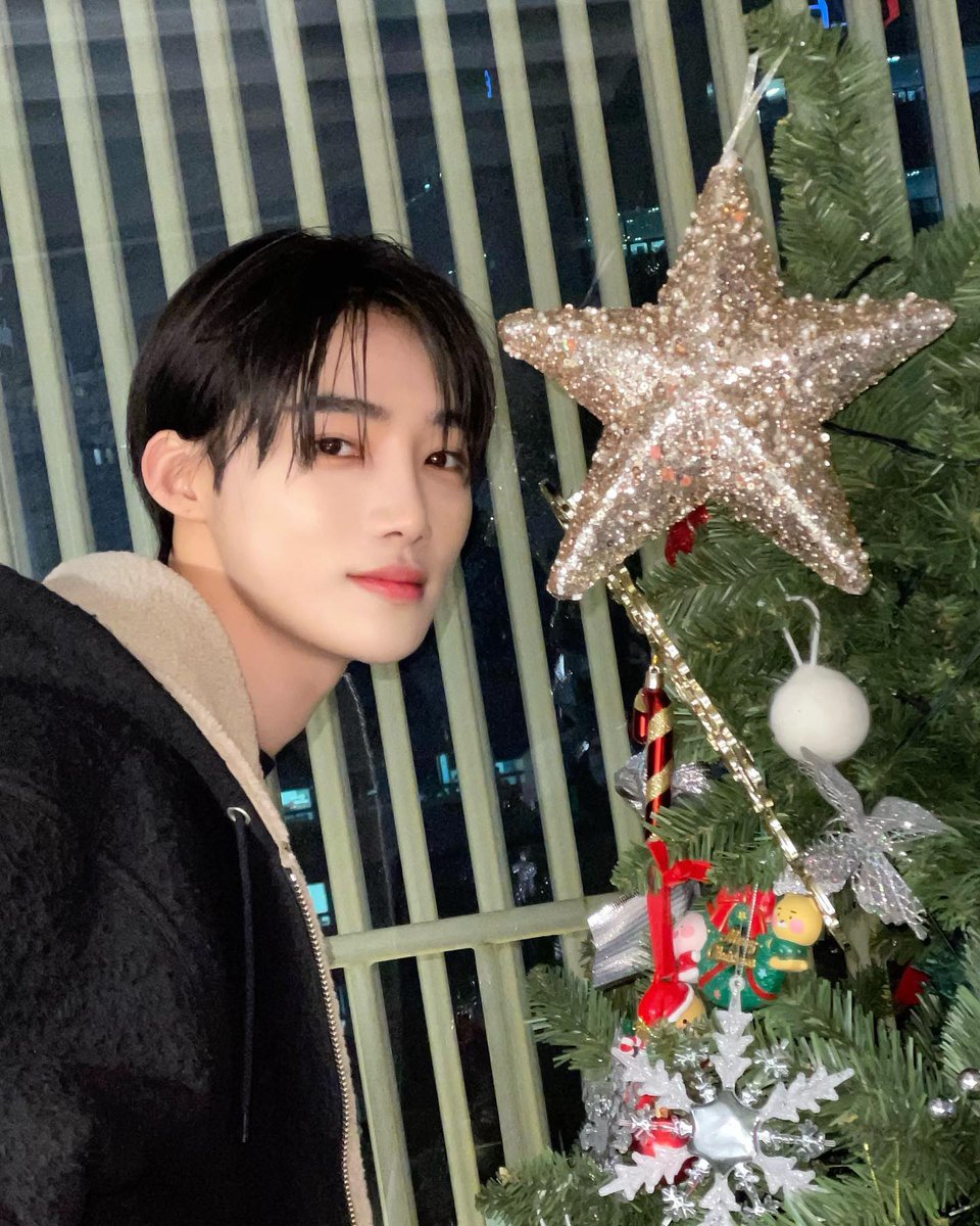 newguinzip's tweet photo. 231225 뉴 인스타그램 

💚Merry Christmas❤️
#NewShot https://t.co/W9QFVuGNHr