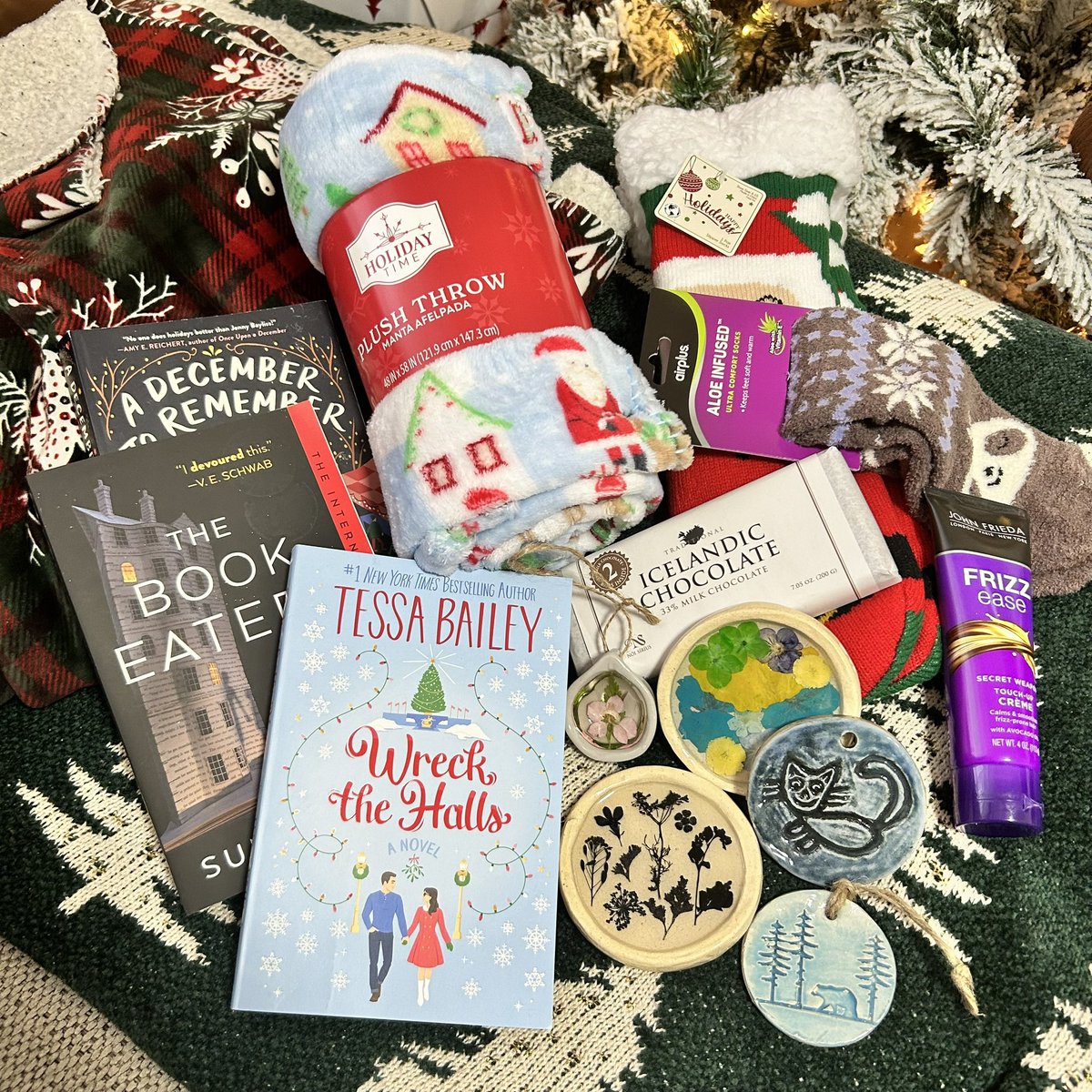 🎄🎄Beauty + her Books 🎄🎄 tweet media