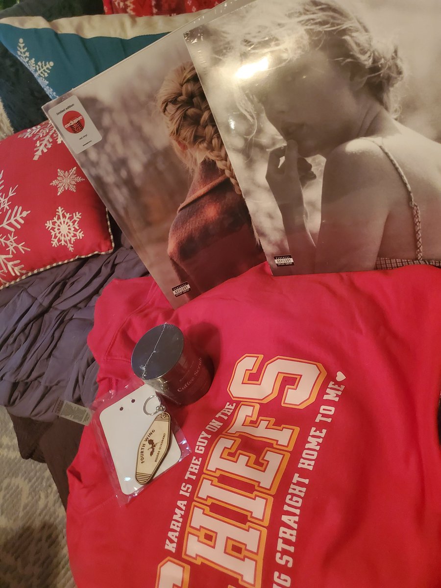 AphyCee's tweet image. Karma is your guy getting you all the TSwizzle things for Christmas 🌲❤️