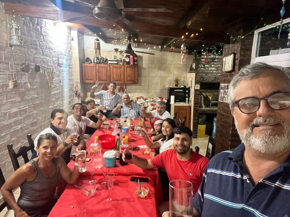 Feliz Navidad !! Que el Niño Dios te traiga  Paz, Salud y un 2024 con muchas Esperanzas. Son los deseos federico y familia 🥂🥂