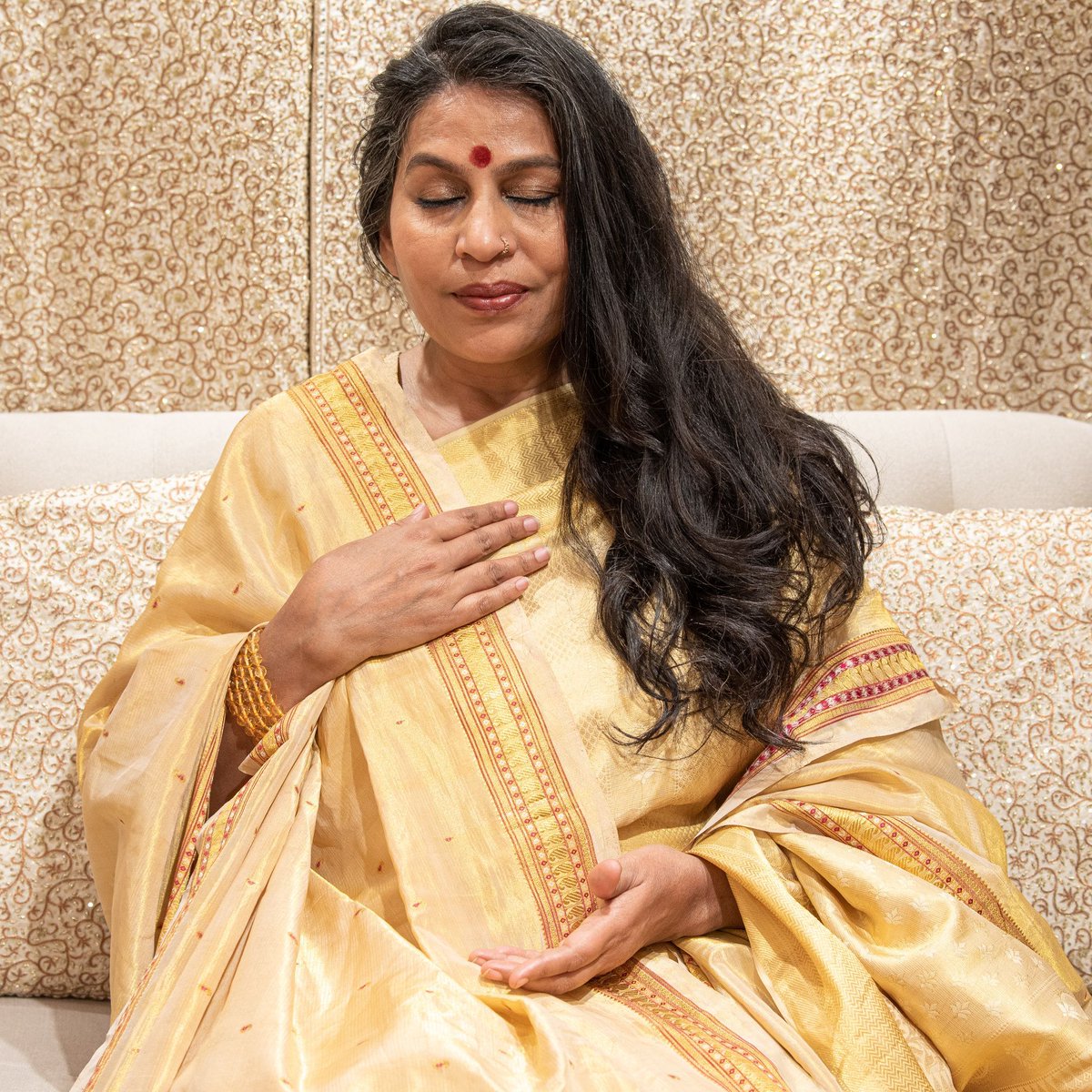 Real giving is done from a place of true generosity, when we have an excess of something to offer and we feel it is our cosmic responsibility to show gratitude by giving or helping where and how we can." – #AcharyaShunya, #RoarLikeAGoddess 💗#holiday season!

📸: Damian Marhefka