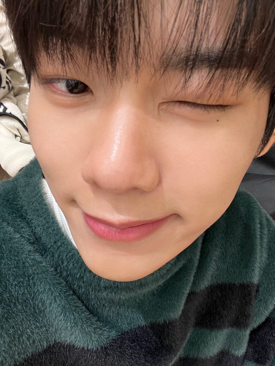 엔브!! 메리 크리스마스💚🎄
추우니까 외출할 때는 옷 꼭 따뜻하게 입구
즐겁게 보내~~
그리구 이건 내 선물이야🎁

#EVNNE #이븐
#이정현 #LEEJEONGHYEON